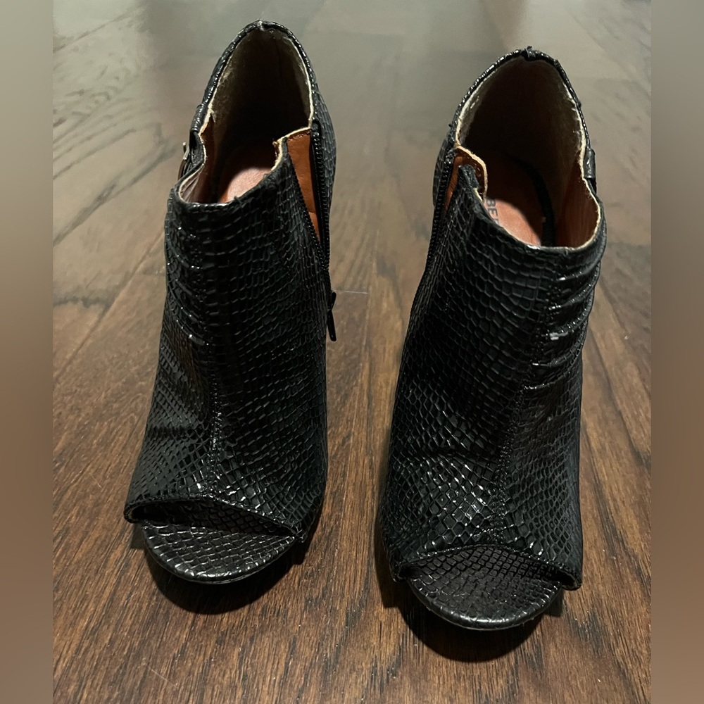 Bertinni Bootie Size 7 Black